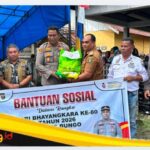 Polres Bungo dan Pemkab Salurkan Bantuan Sosial Kepada Korban Banjir Tanah Bekali
