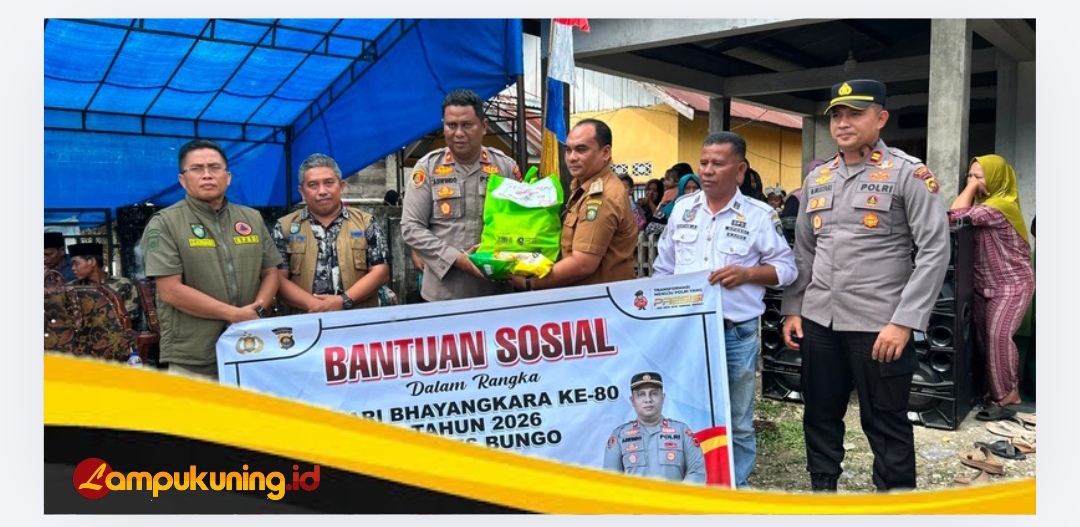Polres Bungo dan Pemkab Salurkan Bantuan Sosial Kepada Korban Banjir Tanah Bekali