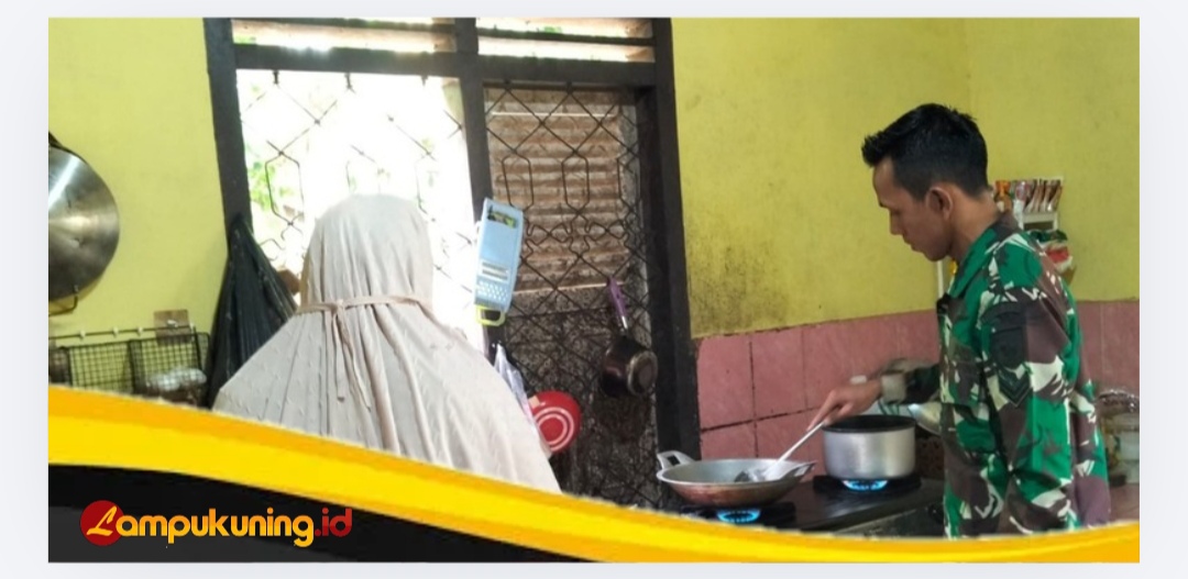 Sebelum Memulai Aktifitas, Personel Satgas TMMD Ke-129 Kodim 0416/Bute Bantu Orang Tua Asuh Memasak