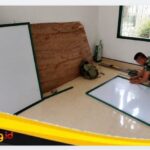 IMG_20260801_151157 Sebagai Bentuk Dukungan Terhadap Pendidikan Keagamaan, Personel Satgas TMMDKe-129 Membuat Papan,Tulis di Langgar Al-Hikmah