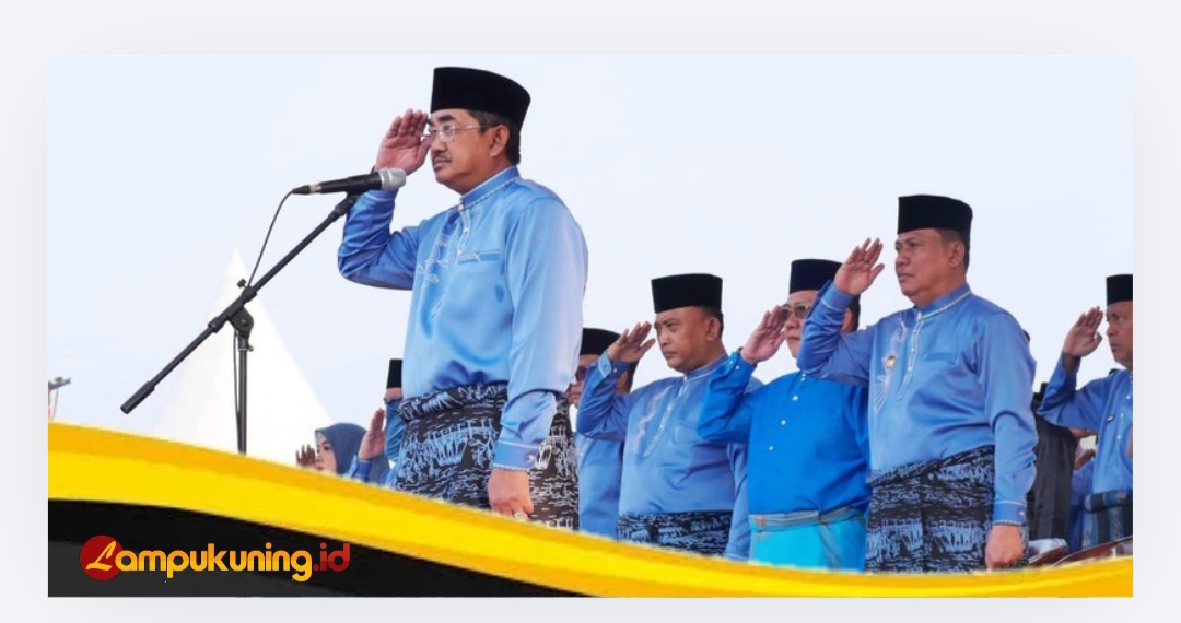 Peringati Hari Jadi ke-61, Pemkab Tanjab Barat Gelar Upacara, Lepas Peserta Jambore, dan Beri Penghargaan Kades Lurah Berprestasi.