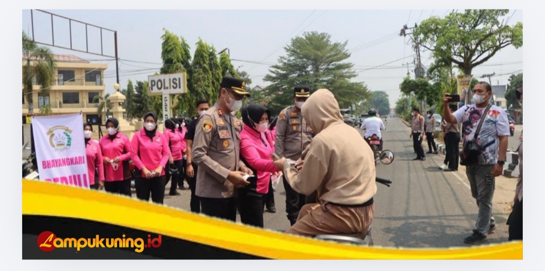 AKBP Zamri Elfino Beserta Jajaran Polres Bungo Bagikan Seribu Masker