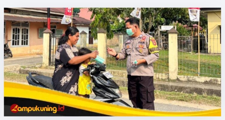 Polsek Muko Miko Bathin VII Bagikan Masker ke Masyarakat