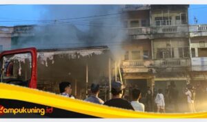 Ruko Dua Lantai "ABAK PLAFON" di Simpang Bambu Kuning Hangus Terbakar