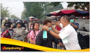 Kadinkes Bungo dr H.Safarudin Matondang Bagikan Masker Gratis ke Masyarakat