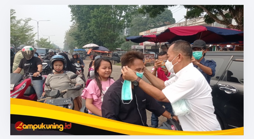 Kadinkes Bungo dr H.Safarudin Matondang Bagikan Masker Gratis ke Masyarakat