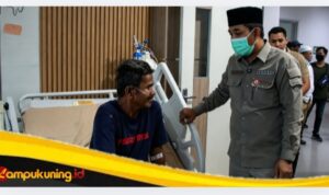 Bupati Anwar Sadat Jenguk Pasien ISPA di RSUD KH. Daud Arif, Pastikan Layanan Kesehatan Tetap Optimal.