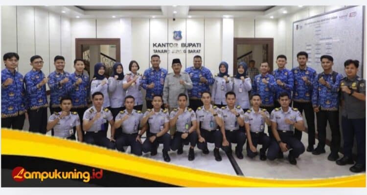 IMG_20261020_125335 Bupati Anwar Sadat Dorong Kajian Mahasiswa PKL Jadi Acuan Pengembangan Transportasi Tanjab Barat.